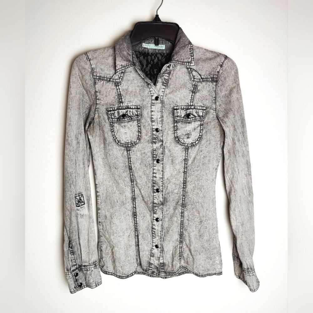 VTG Y2K Maurices Women's Grey Acid Washed Distressed Denim Button Down Shirt, XS
